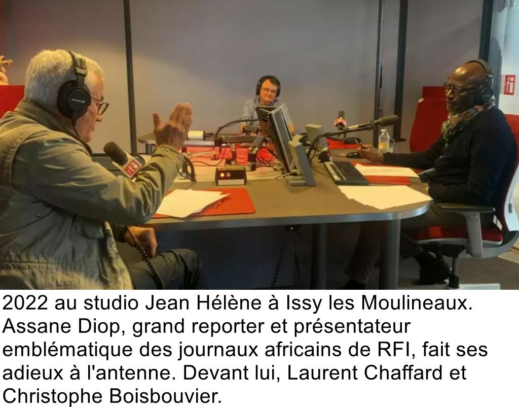 2022 au studio Jean Hélène à Issy les Moulineaux. Assane Diop, grand reporter et présentateur emblématique des journaux africains de RFI, fait ses adieux à l'antenne. Devant lui, Laurent Chaffard et Christophe Boisbouvier.