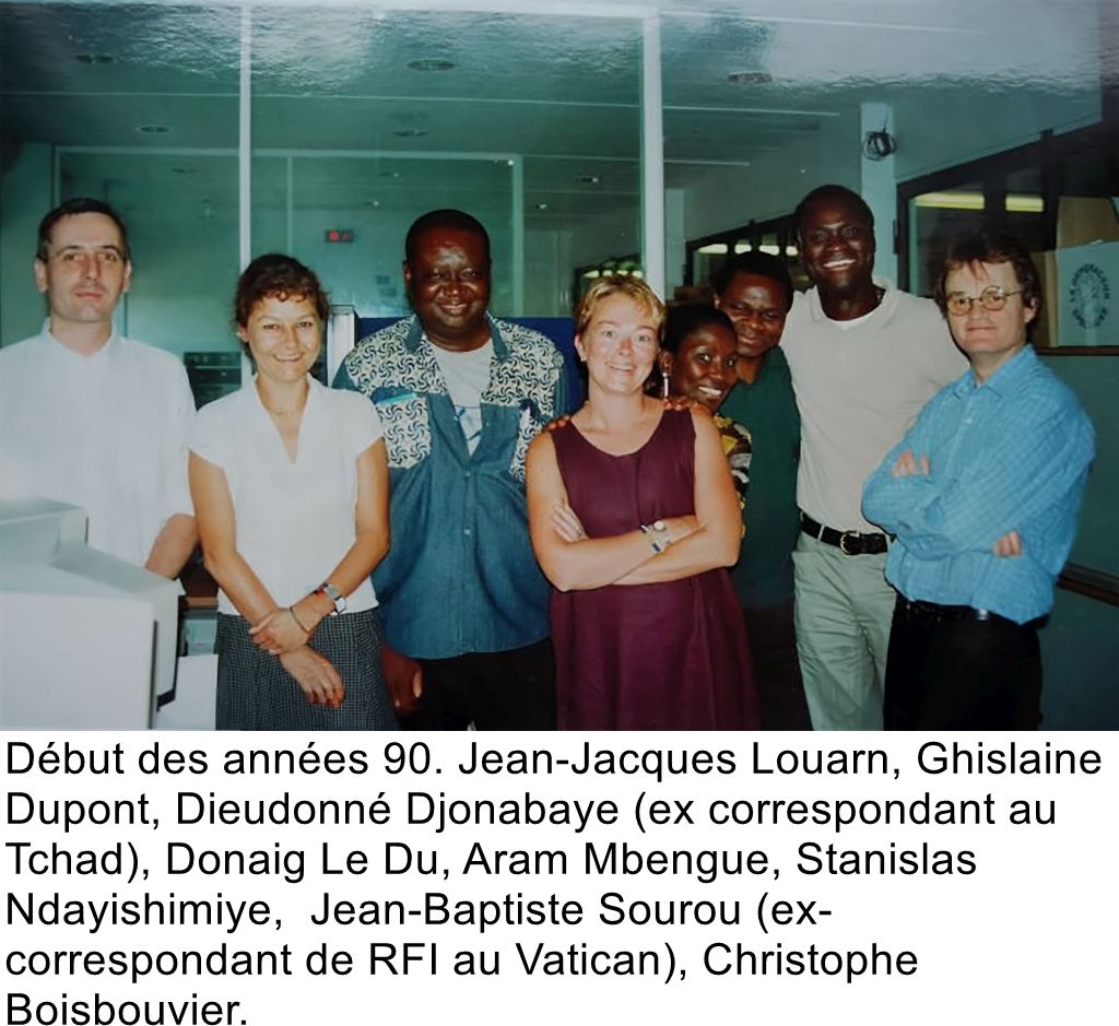 Début des années 90. Jean-Jacques Louarn, Ghislaine Dupont, Dieudonné Djonabaye (ex correspondant au Tchad), Donaig Le Du, Aram Mbengue, Stanislas Ndayishimiye, Jean-Baptiste Sourou (ex-correspondant de RFI au Vatican), Christophe Boisbouvier.