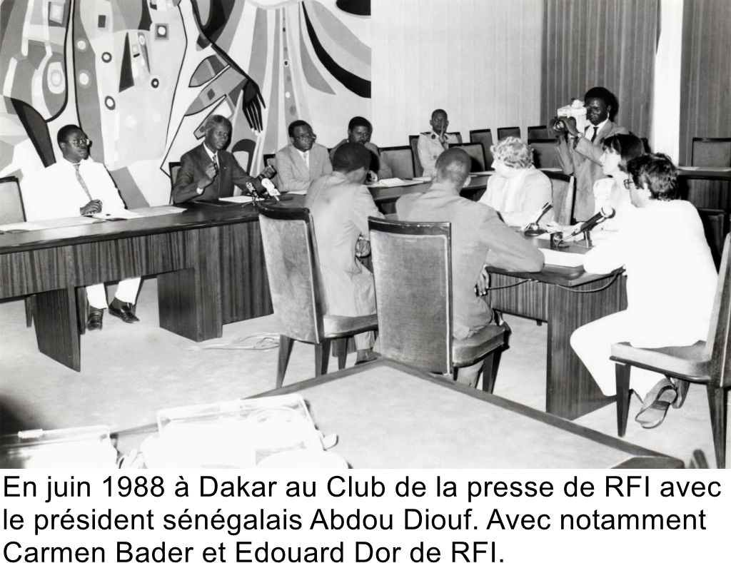 En juin 1988 à Dakar au Club de la presse de RFI avec le président sénégalais Abdou Diouf. Avec notamment Carmen Bader et Edouard Dor de RFI.
