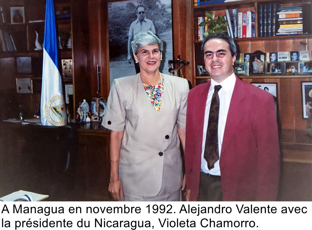 A Managua en novembre 1992. Alejandro Valente avec la présidente du Nicaragua, Violeta Chamorro.