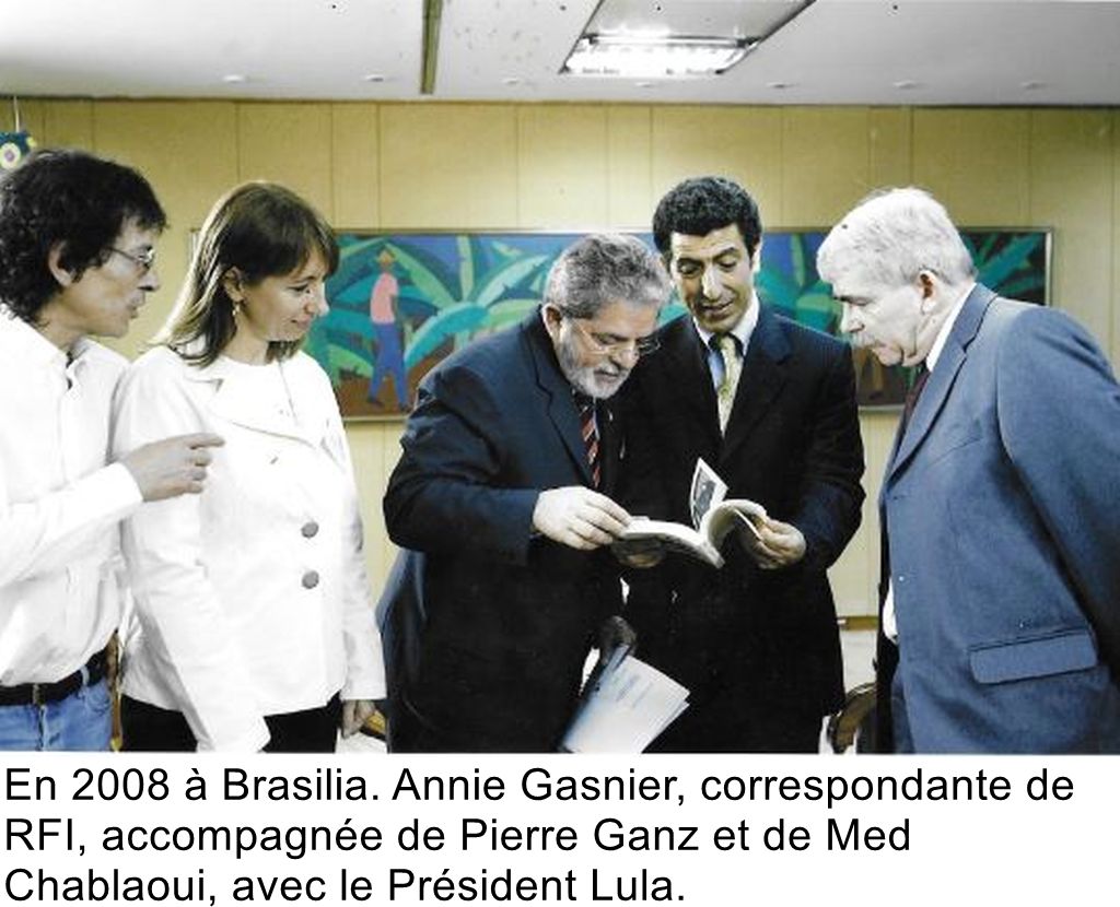 En 2008 à Brasilia. Annie Gasnier, correspondante de RFI, accompagnée de Pierre Ganz et de Med Chablaoui, avec le Président Lula.