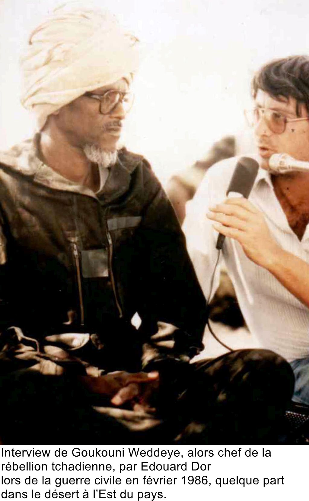Interview de Goukouni Weddeye, alors chef de la rébellion tchadienne, par Edouard Dor lors de la guerre civile en février 1986, quelque part dans le désert à l’Est du pays.