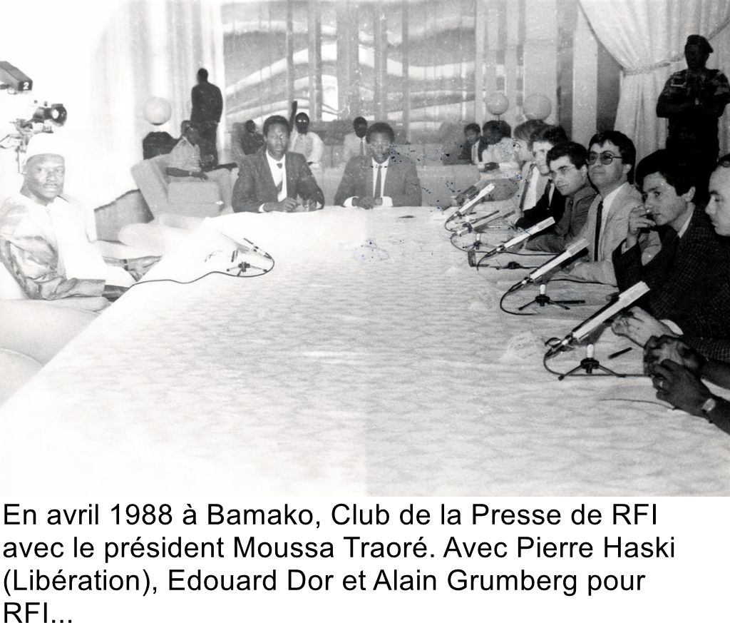 En avril 1988 à Bamako, Club de la Presse de RFI avec le président Moussa Traoré. Avec Pierre Haski (Libération), Edouard Dor et Alain Grumberg pour RFI...