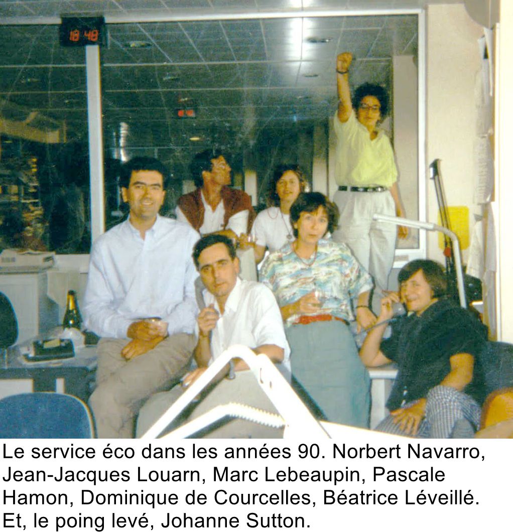 Le service éco dans les années 90. Norbert Navarro, Jean-Jacques Louarn, Marc Lebeaupin, Pascale Hamon, Dominique de Courcelles, Béatrice Léveillé. Et, le poing levé, Johanne Sutton.
