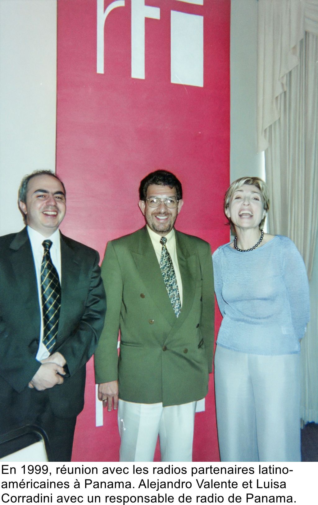 En 1999, réunion avec les radios partenaires latino-américaines à Panama. Alejandro Valente et Luisa Corradini avec un responsable de radio de Panama.