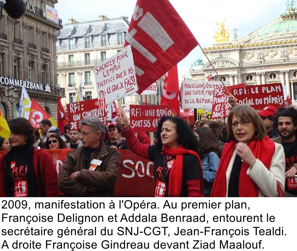 2009, manifestation à l'Opéra. Au premier plan, Françoise Delignon et Addala Benraad, entourent le secrétaire général du SNJ-CGT, Jean-François Tealdi. A droite Françoise Gindreau devant Ziad Maalouf.