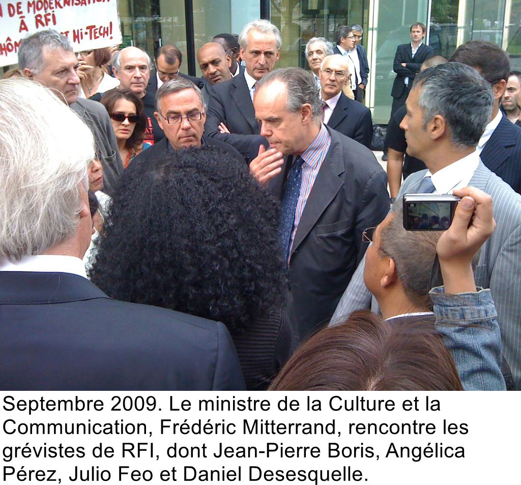 Septembre 2009. Le ministre de la Culture et la Communication, Frédéric Mitterrand, rencontre les grévistes de RFI, dont Jean-Pierre Boris, Angélica Pérez, Julio Feo et Daniel Desesquelle.