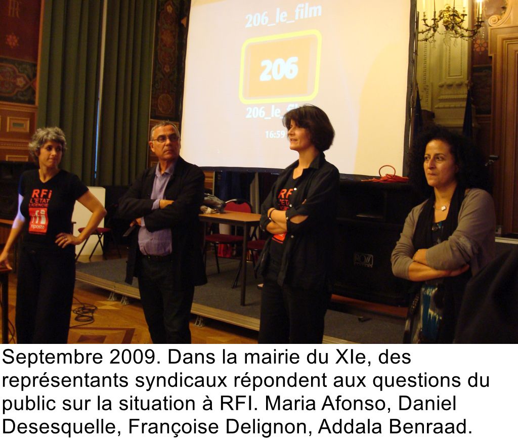 Septembre 2009. Dans la mairie du XIe, des représentants syndicaux répondent aux questions du public sur la situation à RFI. Maria Afonso, Daniel Desesquelle, Françoise Delignon, Addala Benraad.