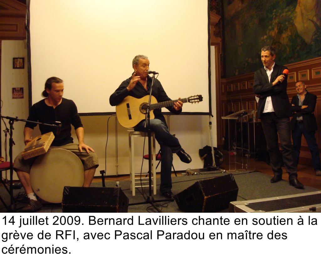 14 juillet 2009. Bernard Lavilliers chante en soutien à la grève de RFI, avec Pascal Paradou en maître des cérémonies.