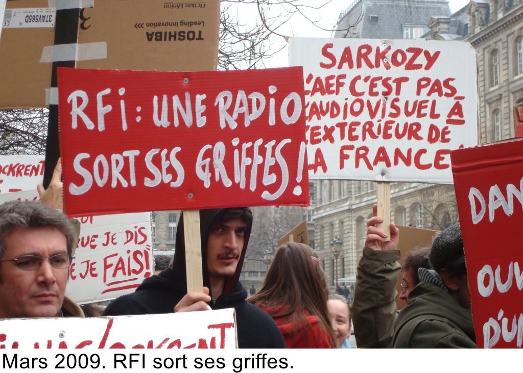 Mars 2009. RFI sort ses griffes.