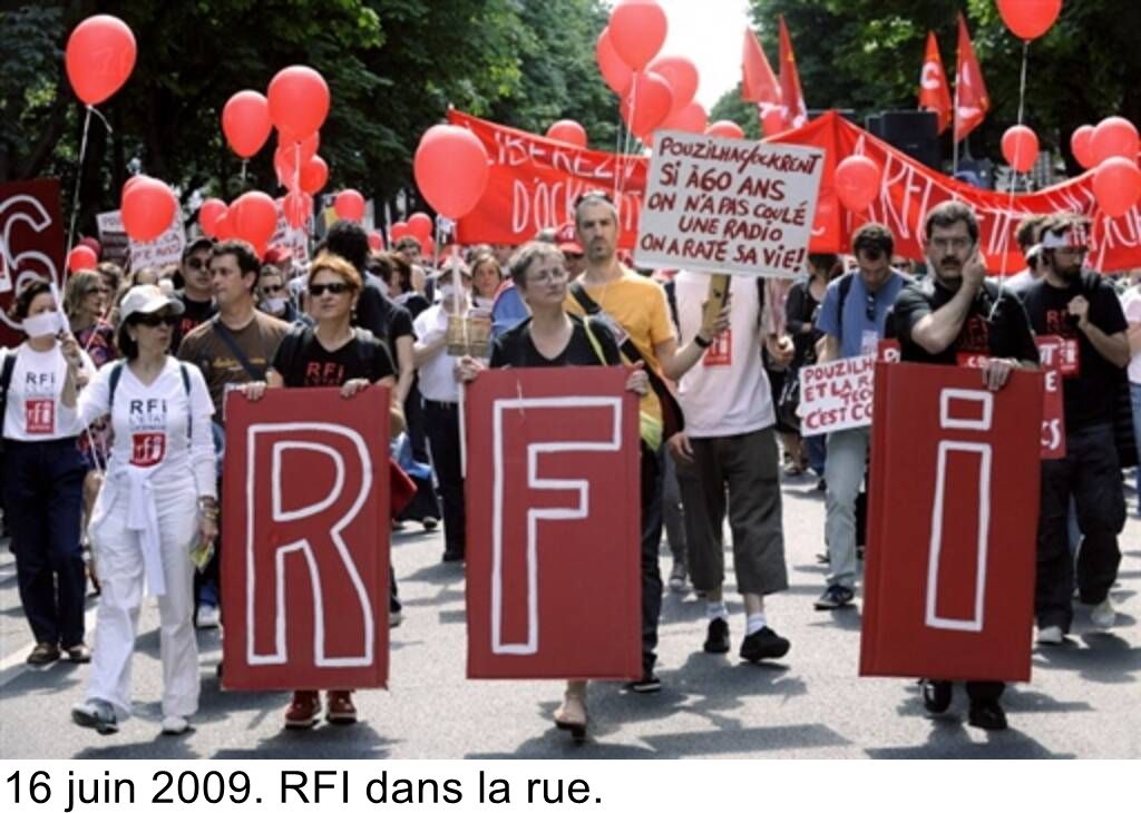 16 juin 2009. RFI dans la rue pour dénoncer un plan social prévoyant la fermeture de six services de langue.