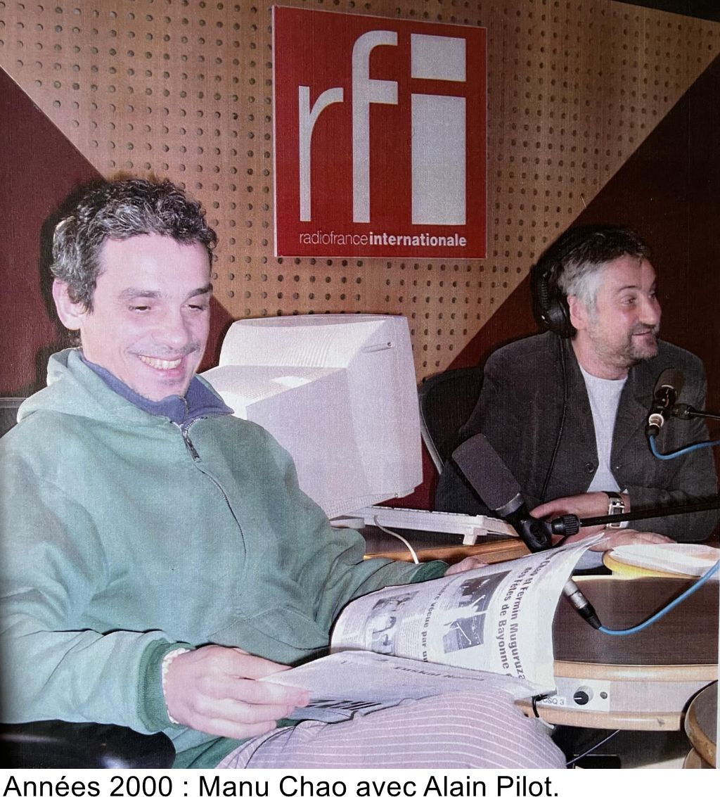 Années 2000 : Manu Chao avec Alain Pilot.