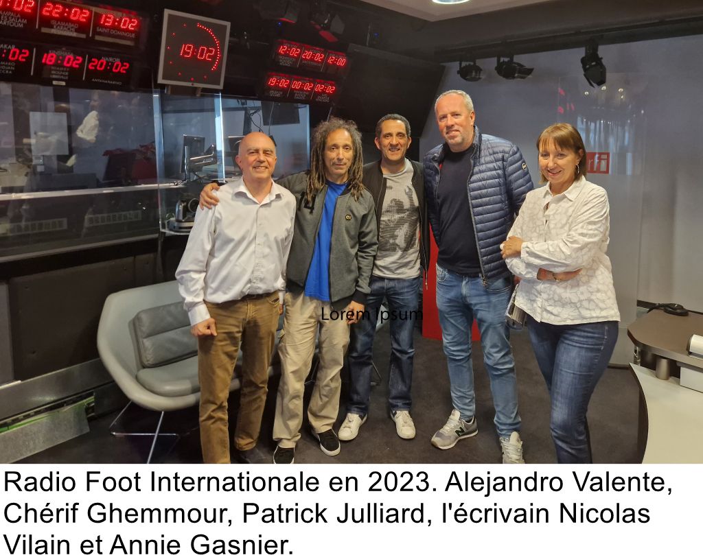 Radio Foot Internationale en 2023. Alejandro Valente, Chérif Ghemmour, Patrick Julliard, l'écrivain Nicolas Vilain et Annie Gasnier