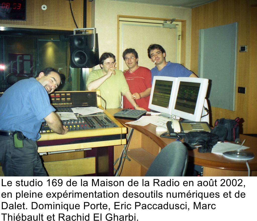 Le studio 169 de la Maison de la Radio en août 2002, en pleine expérimentation desoutils numériques et de Dalet. Dominique Porte, Eric Paccadusci, Marc Thiébault et Rachid El Gharbi.
