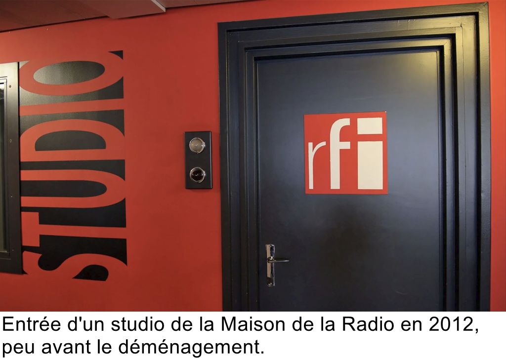 Entrée d'un studio de la Maison de la Radio en 2012, peu avant le déménagement.