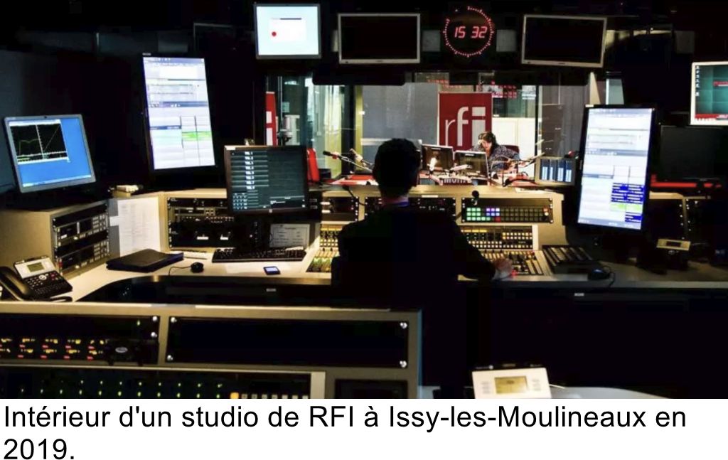 Intérieur d'un studio de RFI à Issy-les-Moulineaux en 2019.