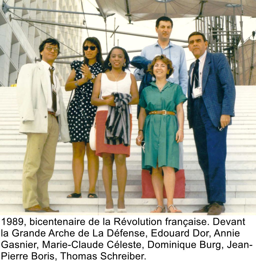 1989, bicentenaire de la Révolution française. Devant la Grande Arche de La Défense, Edouard Dor, Annie Gasnier, Marie-Claude Céleste, Dominique Burg, Jean-Pierre Boris, Thomas Schreiber.