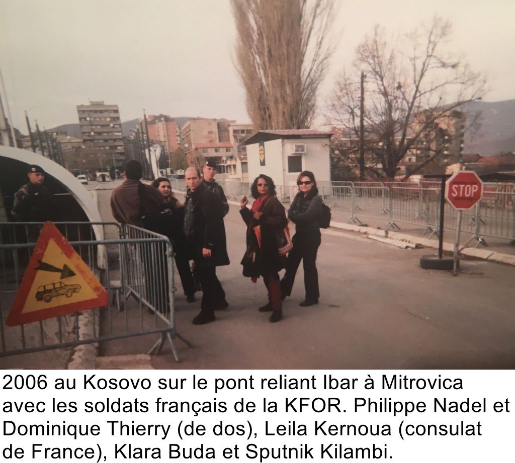 2006 au Kosovo sur le pont reliant Ibar à Mitrovica avec les soldats français de la KFOR. Philippe Nadel et Dominique Thierry (de dos), Leila Kernoua (consulat de France), Klara Buda et Sputnik Kilambi.