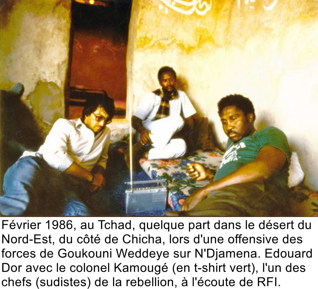 Février 1986, au Tchad, quelque part dans le désert du Nord-Est, du côté de Chicha, lors d'une offensive des forces de Goukouni Weddeye sur N'Djamena. Edouard Dor avec le colonel Kamougé (en t-shirt vert), l'un des chefs (sudistes) de la rebellion, à l'écoute de RFI.