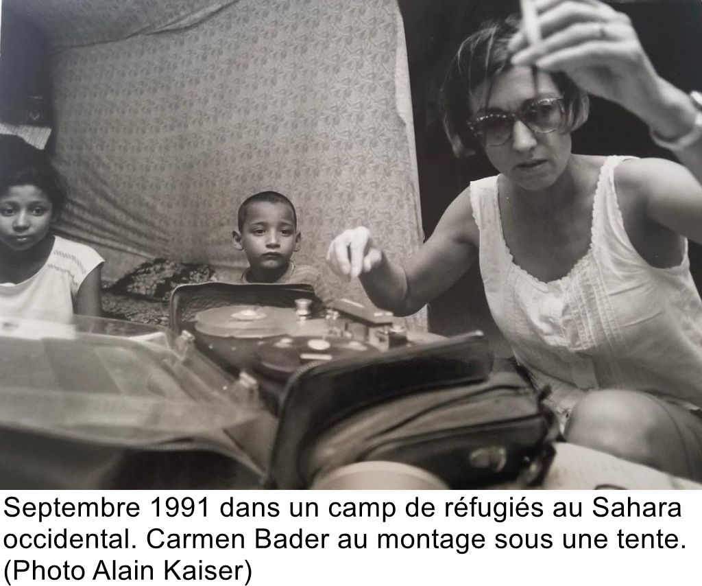 Septembre 1991 dans un camp de réfugiés au Sahara occidental. Carmen Bader au montage sous une tente. (Photo Alain Kaiser)