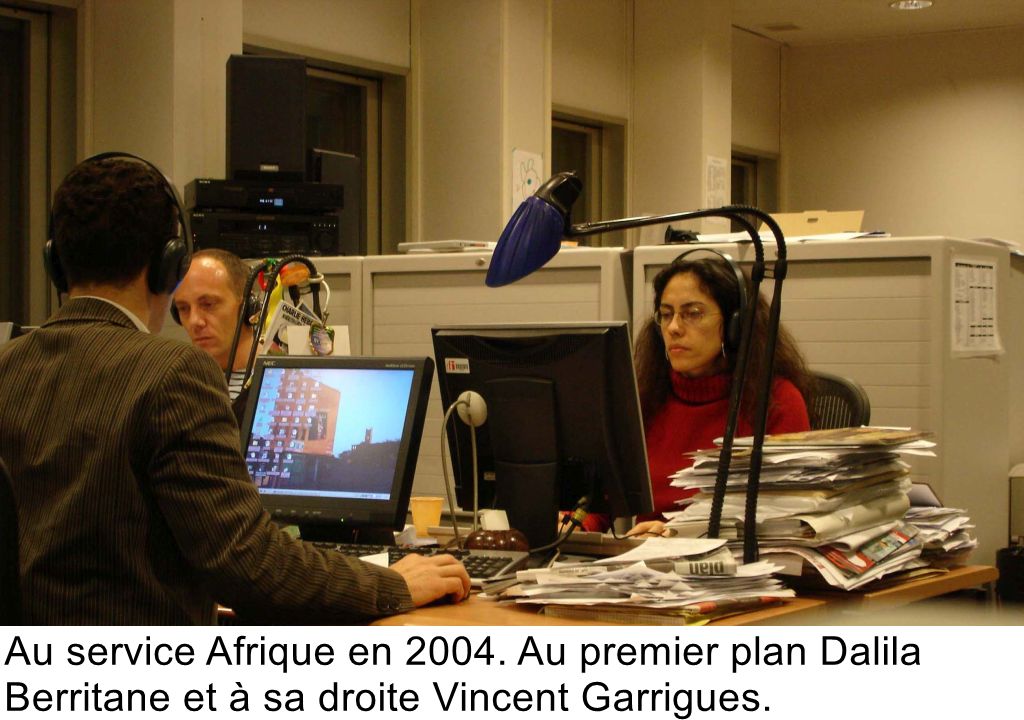 Au service Afrique en 2004. Au premier plan Dalila Berritane et à sa droite Vincent Garrigues.