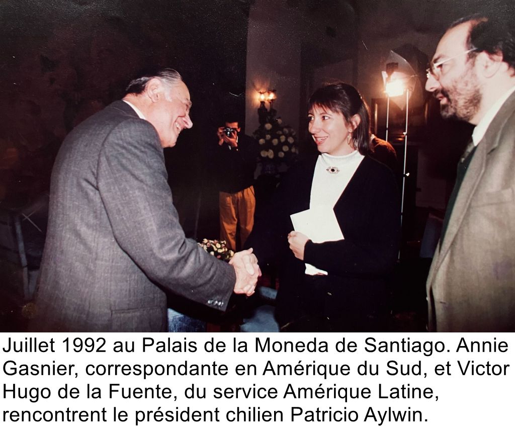 Juillet 1992 au Palais de la Moneda de Santiago. Annie Gasnier, correspondante en Amérique du Sud, et Victor Hugo de la Fuente, du service Amérique Latine, rencontrent le président chilien Patricio Aylwin.