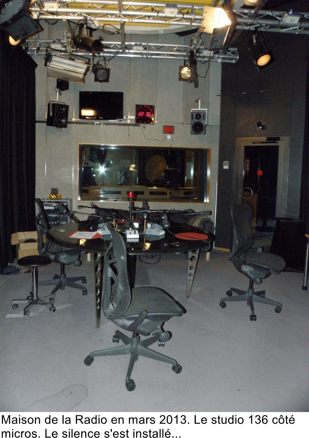 Maison de la Radio en mars 2013. Le studio 136 côté micros. Le silence s'est installé...