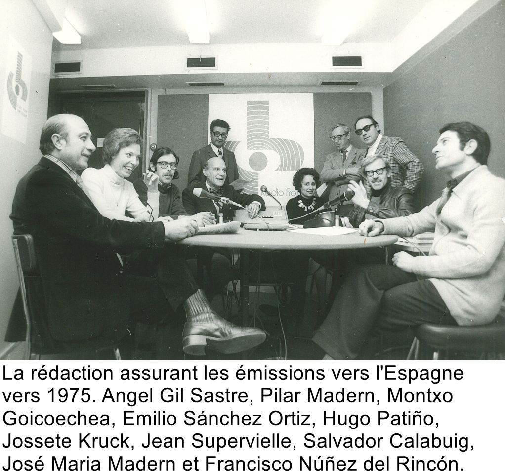 La rédaction assurant les émissions vers l'Espagne vers 1975. Angel Gil Sastre, Pilar Madern, Montxo Goicoechea, Emilio Sánchez Ortiz, Hugo Patiño, Jossete Kruck, Jean Supervielle, Salvador Calabuig, José Maria Madern et Francisco Núñez del Rincón.