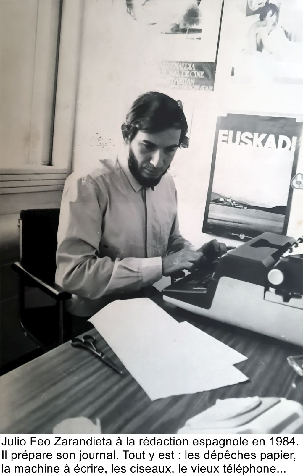 Julio Feo Zarandieta à la rédaction espagnole en 1984. Il prépare son journal. Tout y est : les dépêches papier, la machine à écrire, les ciseaux, le vieux téléphone...