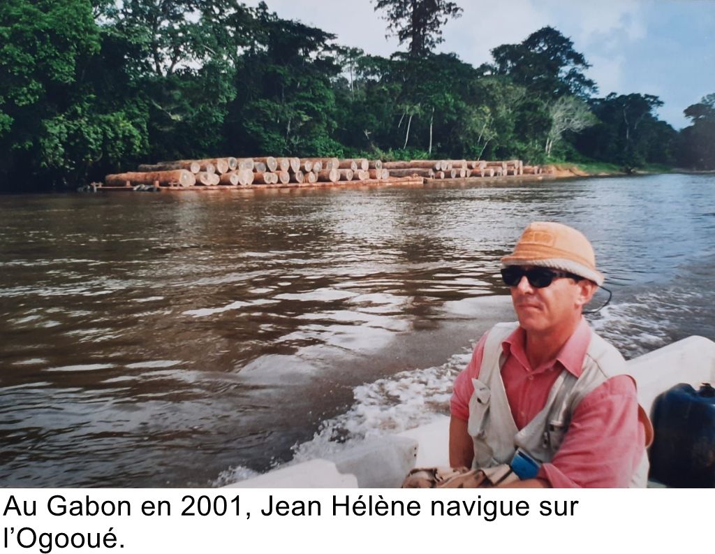 Au Gabon en 2001, Jean Hélène navigue sur l’Ogooué.