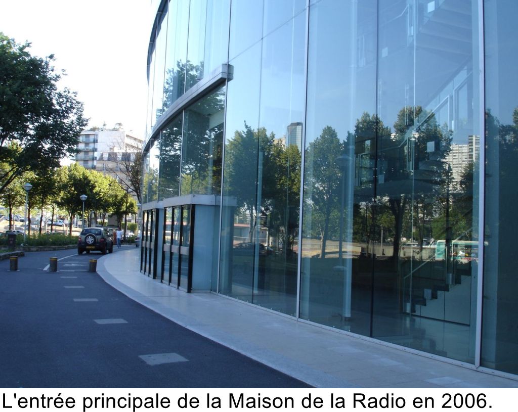 L'entrée principale de la Maison de la Radio en 2006.