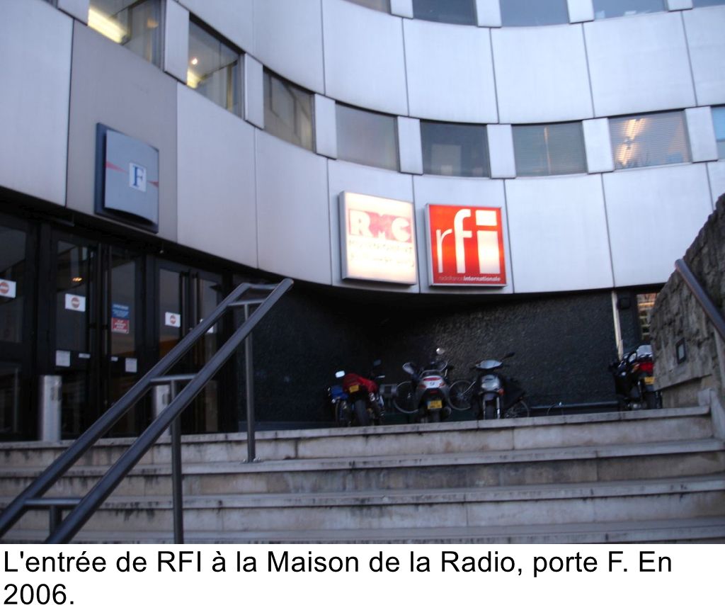 L'entrée de RFI à la Maison de la Radio, porte F. En 2006.