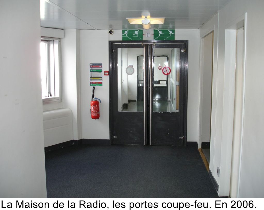 La Maison de la Radio, les portes coupe-feu. En 2006.