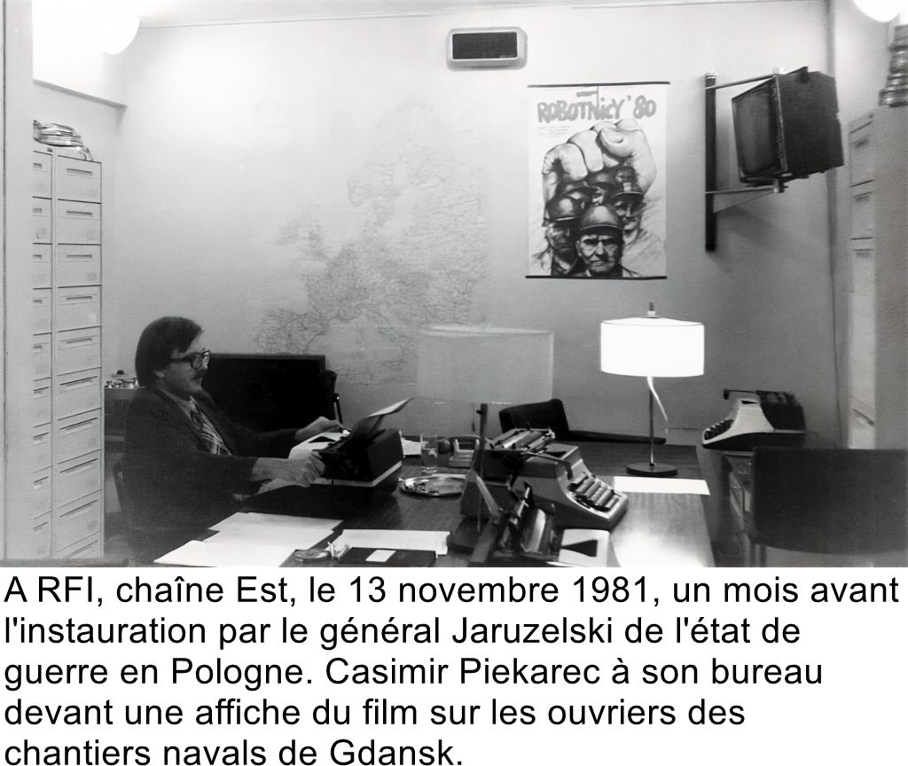 A RFI, chaîne Est, le 13 novembre 1981, un mois avant l'instauration par le général Jaruzelski de l'état de guerre en Pologne. Casimir Piekarec à son bureau devant une affiche du film sur les ouvriers des chantiers navals de Gdansk.