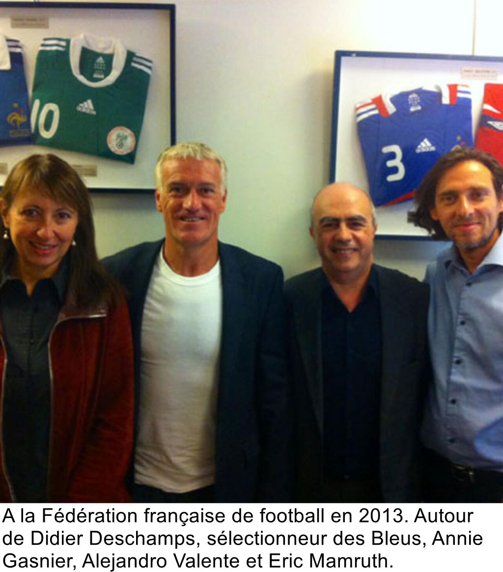A la Fédération française de football en 2013. Autour de Didier Deschamps, sélectionneur des Bleus, Annie Gasnier, Alejandro Valente et Eric Mamruth.