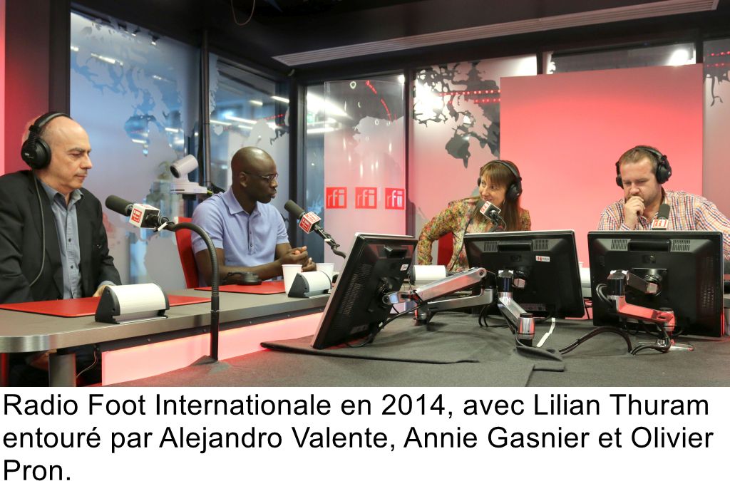 Radio Foot Internationale en 2014, avec Lilian Thuram entouré par Alejandro Valente, Annie Gasnier et Olivier Pron.