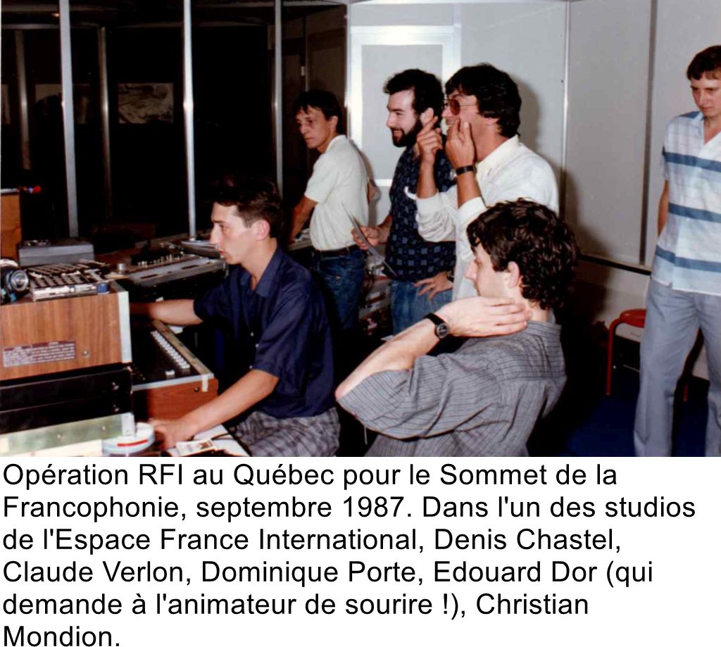 Opération RFI au Québec pour le Sommet de la Francophonie, septembre 1987. Dans l'un des studios de l'Espace France International, Denis Chastel, Claude Verlon, Dominique Porte, Edouard Dor (qui demande à l'animateur de sourire !), Christian Mondion.