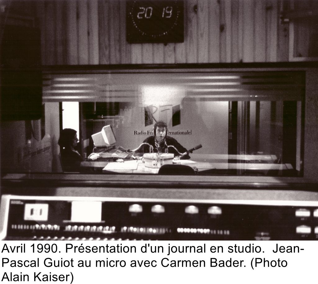 Avril 1990. Présentation d'un journal en studio. Jean-Pascal Guiot au micro avec Carmen Bader. (Photo Alain Kaiser)