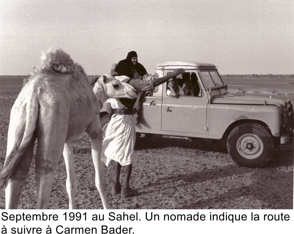 Septembre 1991 au Sahel. Un nomade indique la route à suivre à Carmen Bader.