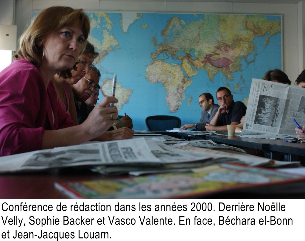 Conférence de rédaction dans les années 2000. Derrière Noëlle Velly, Sophie Backer et Vasco Valente. En face, Béchara el-Bonn et Jean-Jacques Louarn.