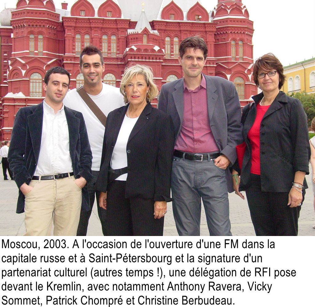 Moscou, 2003. A l'occasion de l'ouverture d'une FM dans la capitale russe et à Saint-Pétersbourg et la signature d'un partenariat culturel (autres temps !), une délégation de RFI pose devant le Kremlin, avec notamment Anthony Ravera, Vicky Sommet, Patrick Chompré et Christine Berbudeau.